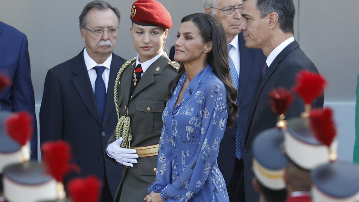 Pedro Sánchez, junto a Letizia y la princesa Leonor en el desfile militar del 12 de octubre.