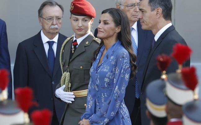 Pedro Sánchez, junto a Letizia y la princesa Leonor en el desfile militar del 12 de octubre.