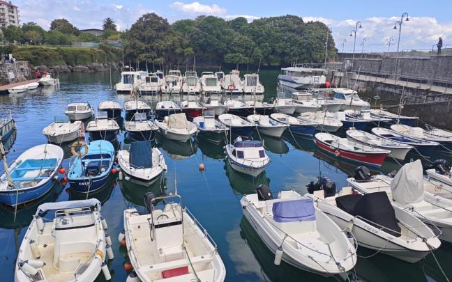 Hay personas que acceden a las embarcaciones fondeadas para lanzarse al agua