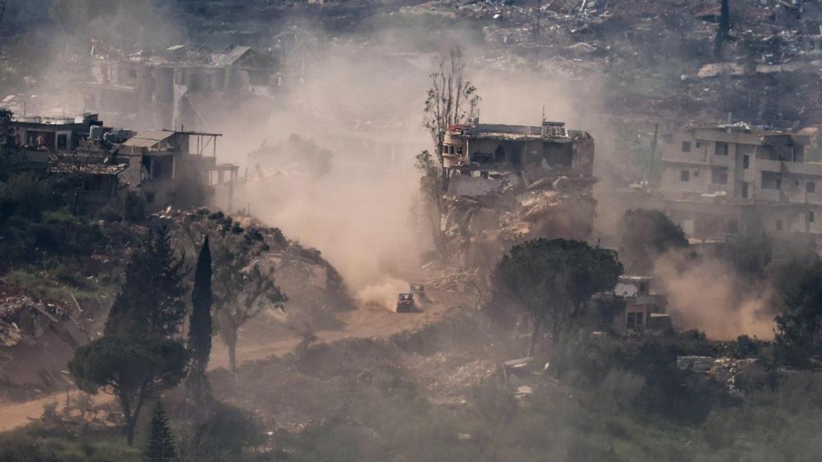 Vehículos militares israelíes maniobran esta semana en el lado libanés de la frontera, vistos desde la Alta Galilea, en el norte de Israel.