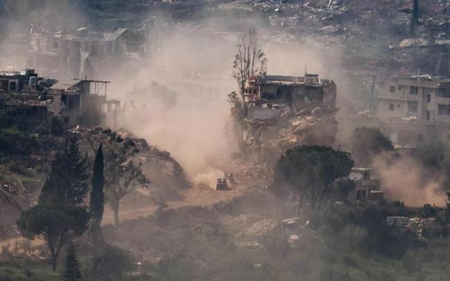 Vehículos militares israelíes maniobran esta semana en el lado libanés de la frontera, vistos desde la Alta Galilea, en el norte de Israel.