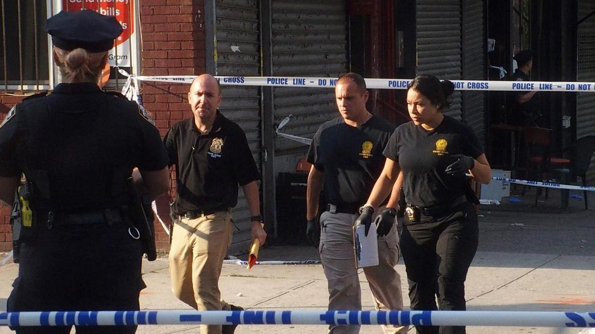 Policías de Nueva York investigan el lugar del tiroteo en Brooklyn.