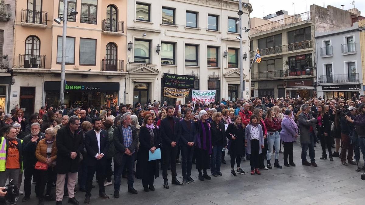 Concentración frente al Ayuntamiento de Badalona para condenar la violación grupal a una menor de 11 años.