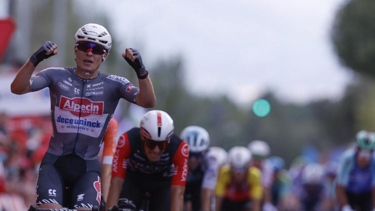 Jasper Philipsen festeja su tercera victoria en la Vuelta.