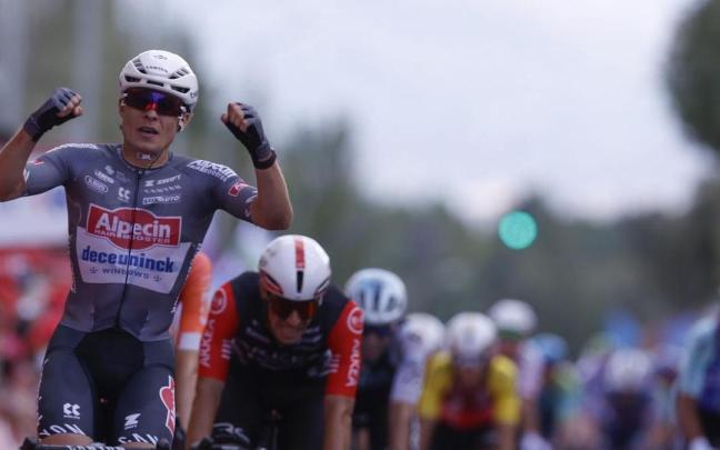 Jasper Philipsen festeja su tercera victoria en la Vuelta.
