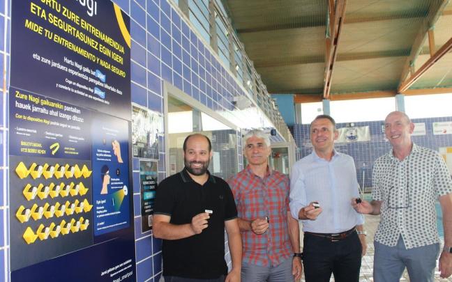 El alcalde Gorka Artola, el presidente de la Federación Vasca de Natación, Rubén de Castro, el CEO de Relaciones Institucionales de Zonyx, José Miguel López, y el responsable técnico municipal de Deportes, Iñaki Ugartubu / Anabel Dominguez. El alcalde Gorka Artola, el presidente de la Federación Vasca de Natación, Rubén de Castro, el CEO de Relaciones Institucionales de Zonyx, José Miguel López, y el responsable técnico municipal de Deportes, Iñaki Ugartubu