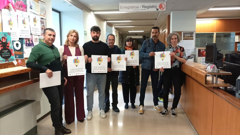 Los representantes sindicales, durante el registro de la convocatoria de huelga. Foto: ELA