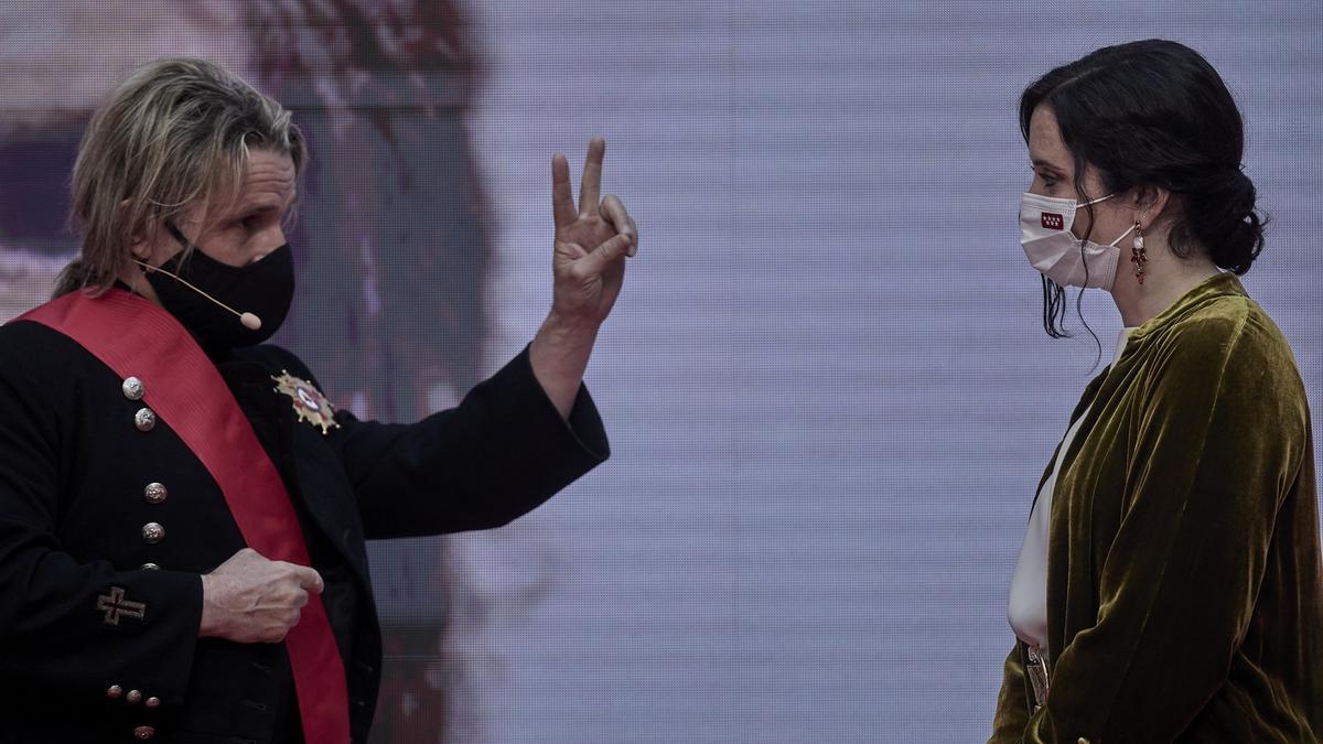 La presidenta de la comunidad de Madrid, Isabel Díaz Ayuso, entrega la Gran Cruz de la Orden del Dos de Mayo al músico Nacho Cano