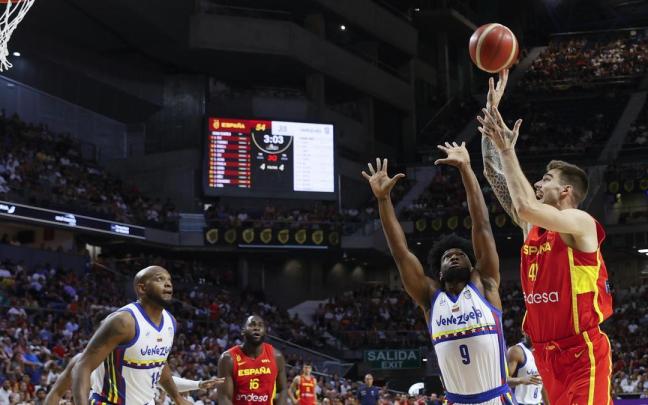 El alero de la selección española de baloncesto Juancho Hernangómez lanza a canasta durante el encuentro amistoso de preparación para el Mundial de Filipinas, Indonesia y Japón contra Venezuela