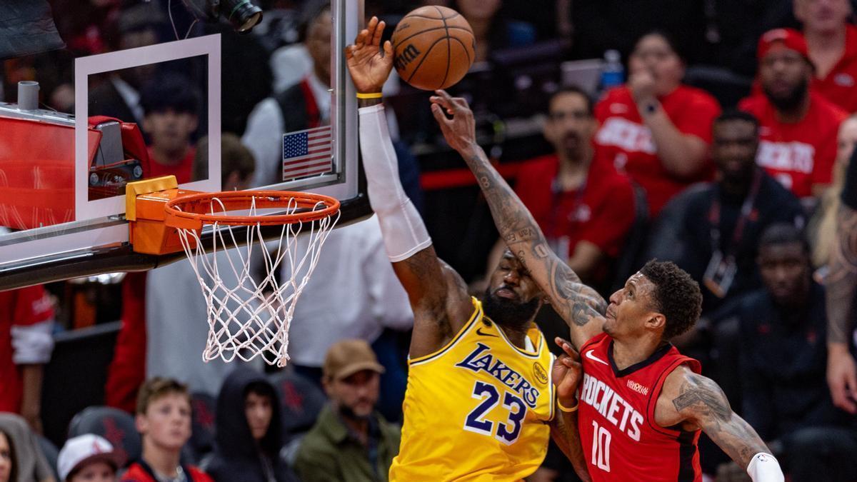 LeBron James realiza un tapón a Jabari Smith.