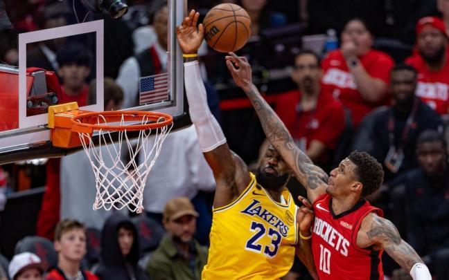 LeBron James realiza un tapón a Jabari Smith.
