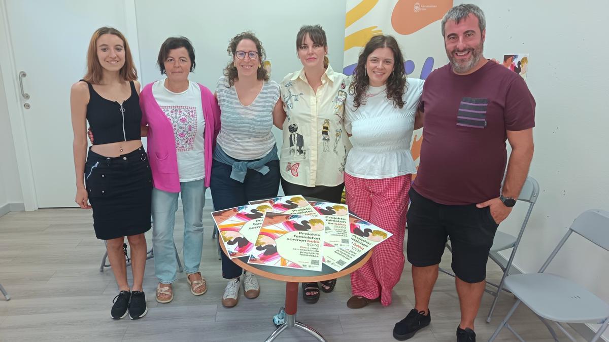 Itsaso Pagoaga (tercera) y Katalin Antxia (cuarta) con integrantes del jurado que ha emitido el veredicto de la I Beca de Creación de proyectos feministas.