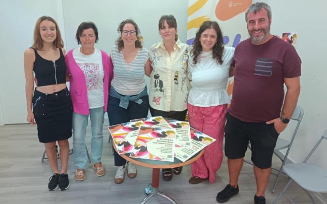Itsaso Pagoaga (tercera) y Katalin Antxia (cuarta) con integrantes del jurado que ha emitido el veredicto de la I Beca de Creación de proyectos feministas.