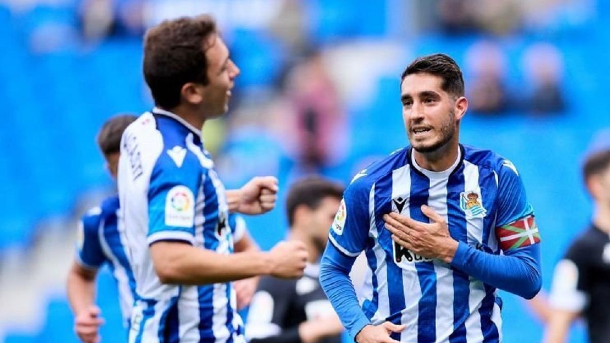 Roberto López celebra un gol con la txuri-urdin junto a Olasagasti. / RUBEN PLAZA