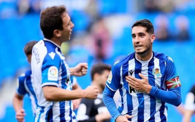 Roberto López celebra un gol con la txuri-urdin junto a Olasagasti. / RUBEN PLAZA