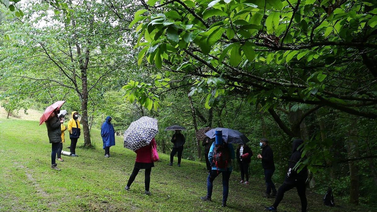 Varias personas disfrutan de una charla en el parque de Cristina Enea.