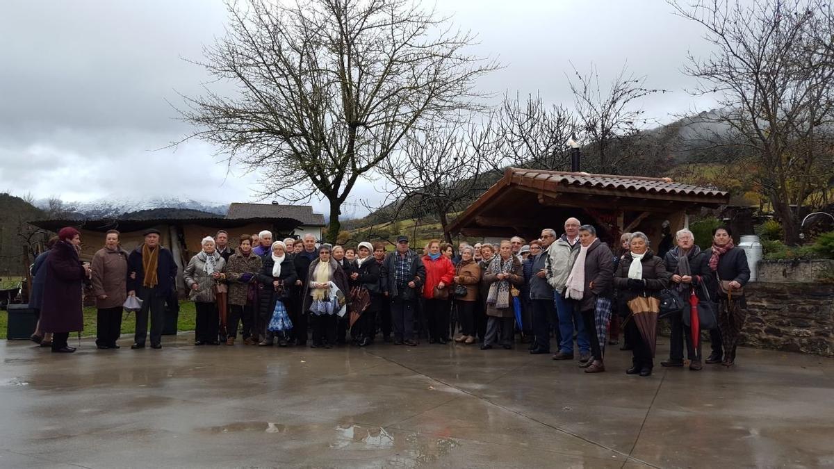 Encuentro comarcal mayores Cuadrilla Ayala en una anterior edición en la quesería Izoria