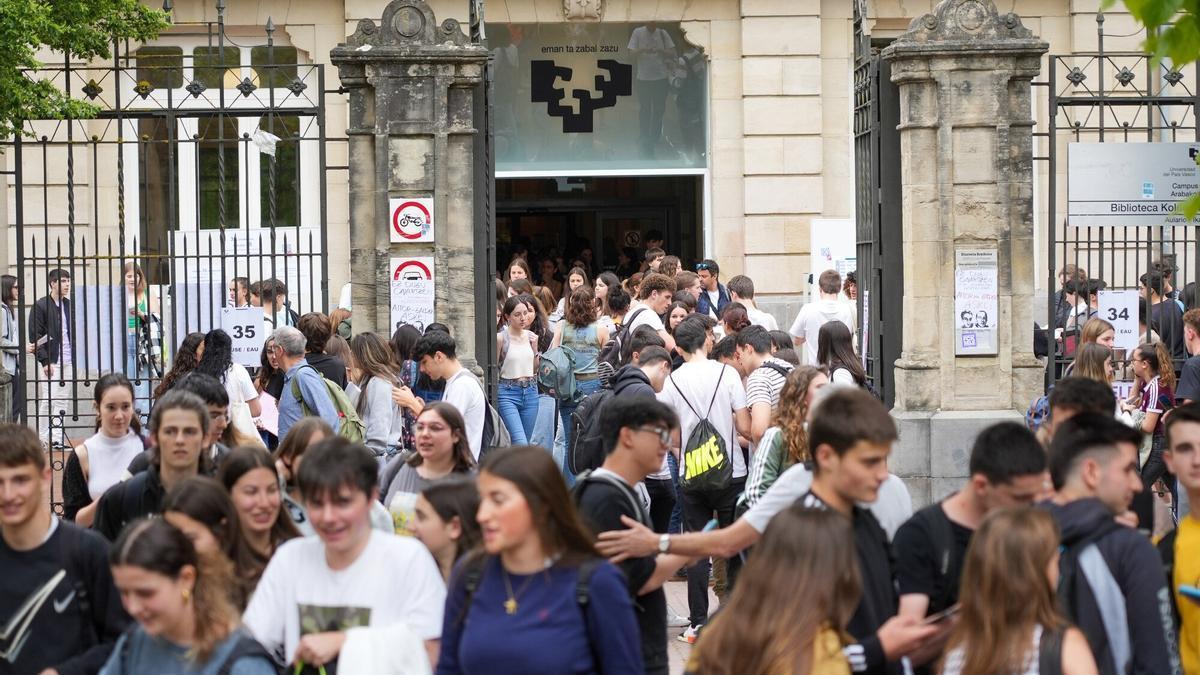 Estudiantes universitarios a las puertas del campus alavés de la Universidad del País Vasco (UPV/EHU).