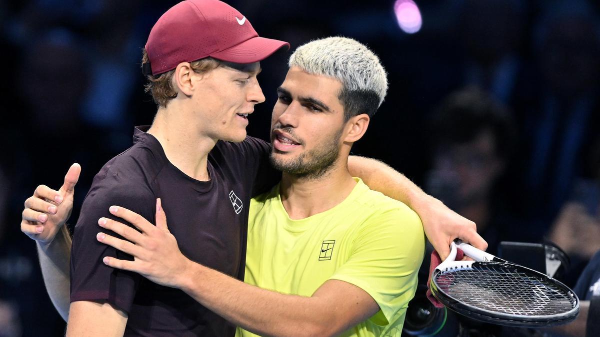 Jannik Sinner y Carlos Alcaraz se saludan tras el desenlace de las ATP Finals.