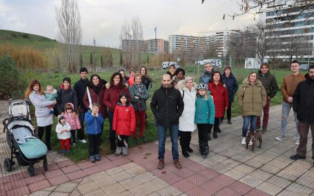 Vecinos de Erripagaña, el pasado mes de enero frente a la parcela en la que está prevista el futuro Centro de Salud. Vecinos de Erripagaña, el pasado mes de enero frente a la parcela en la que está prevista el futuro Centro de Salud.