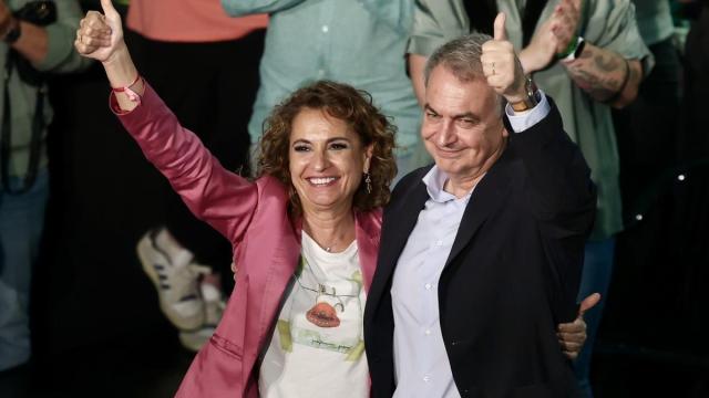 La secretaria general del PSOE-A, María Jesús Montero (i), en un acto público junto al expresidente del Gobierno José Luis Rodríguez Zapatero.