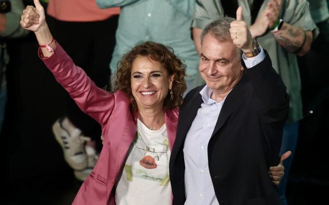 La secretaria general del PSOE-A, María Jesús Montero (i), en un acto público junto al expresidente del Gobierno José Luis Rodríguez Zapatero.