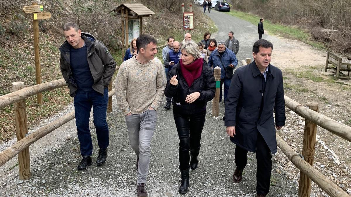 El consejero Mikel Irujo y la directora general, Maitena Ezkutari, acompañados por Aitor Larraza, presidente de Plazaola Partzuergo Turistikoa.