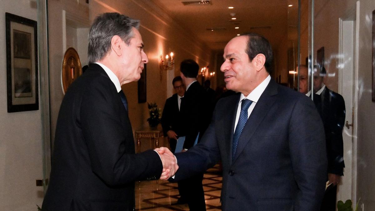 Antony Blinken, a la izquierda, saluda al presidente egipcio, Abdelfatah al Sisi.