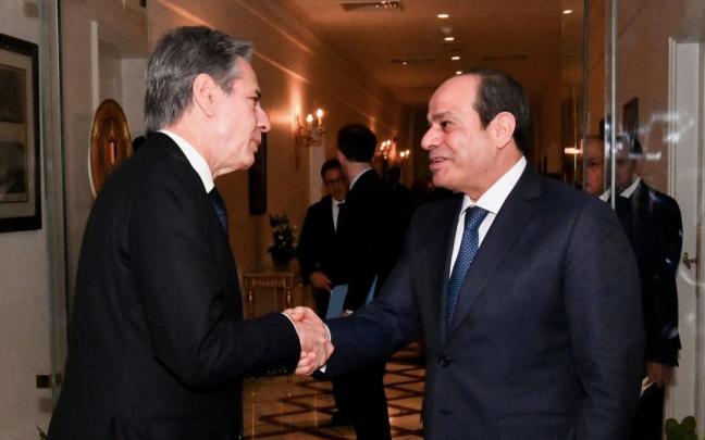 Antony Blinken, a la izquierda, saluda al presidente egipcio, Abdelfatah al Sisi.