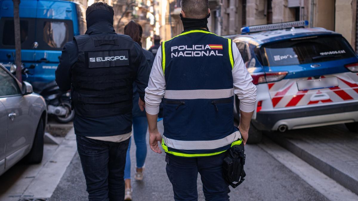 Un agente de la Europol y otro de la Policía Nacional durante un operativo policial.