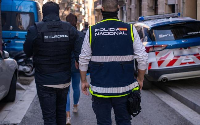 Un agente de la Europol y otro de la Policía Nacional durante un operativo policial.