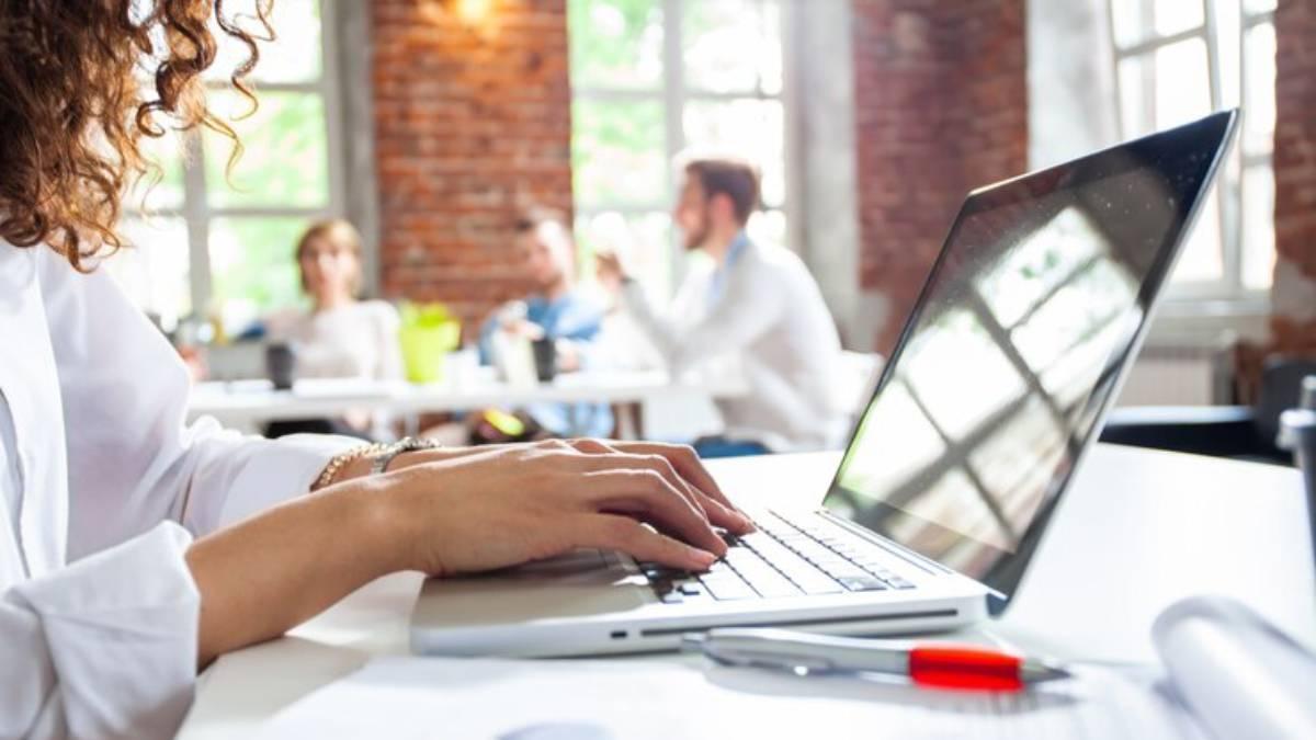 Chica trabaja con su ordenador portátil.