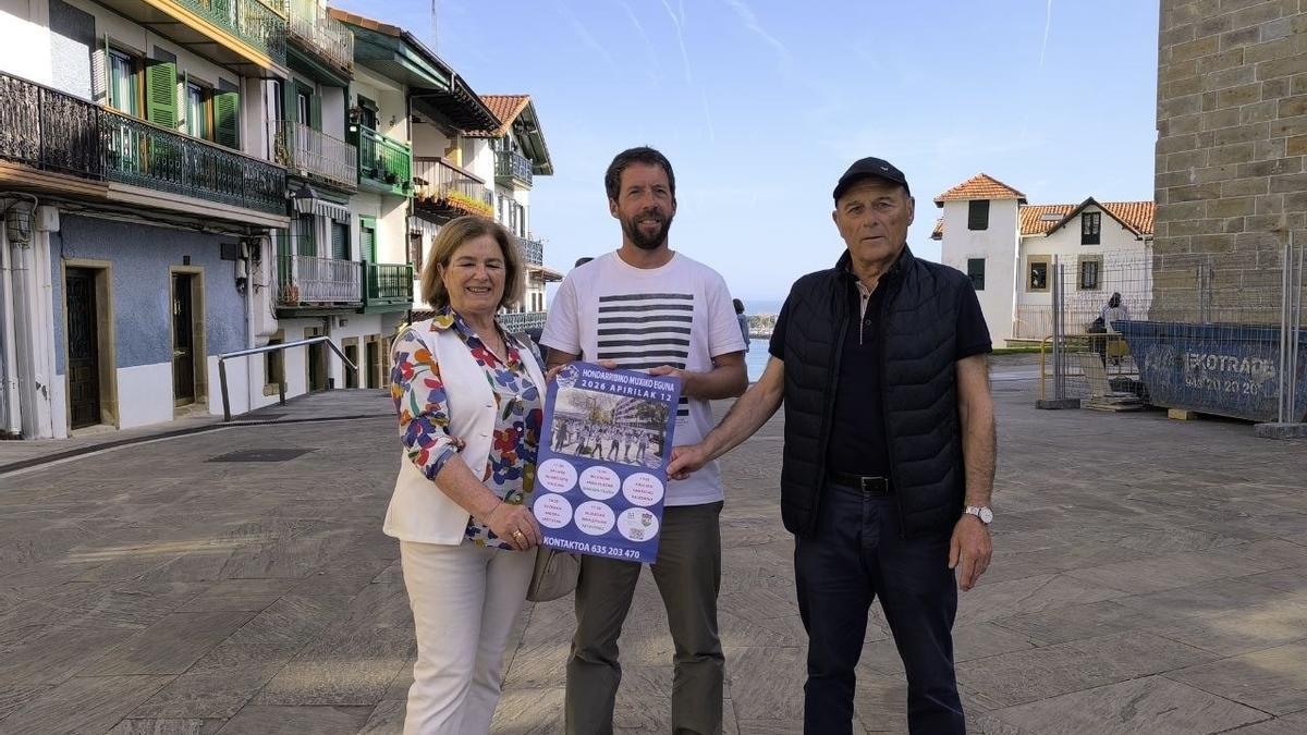 Izaskun Muñoa de Lagun Artea, Ortzi Alonso, Concejal de Cultura del Ayuntamiento de Hondarribia, y Patxi Lazkano de Klink