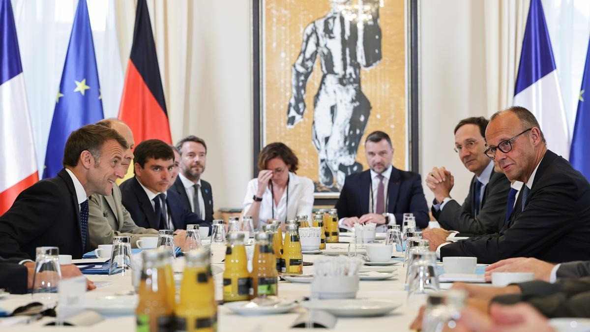 Macron y Merz asisten junto a sus equipos a una cena en el Palacio de Bensberg.