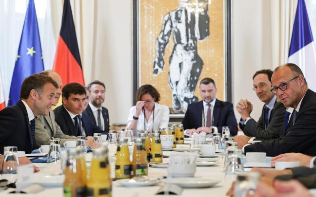 Macron y Merz asisten junto a sus equipos a una cena en el Palacio de Bensberg.