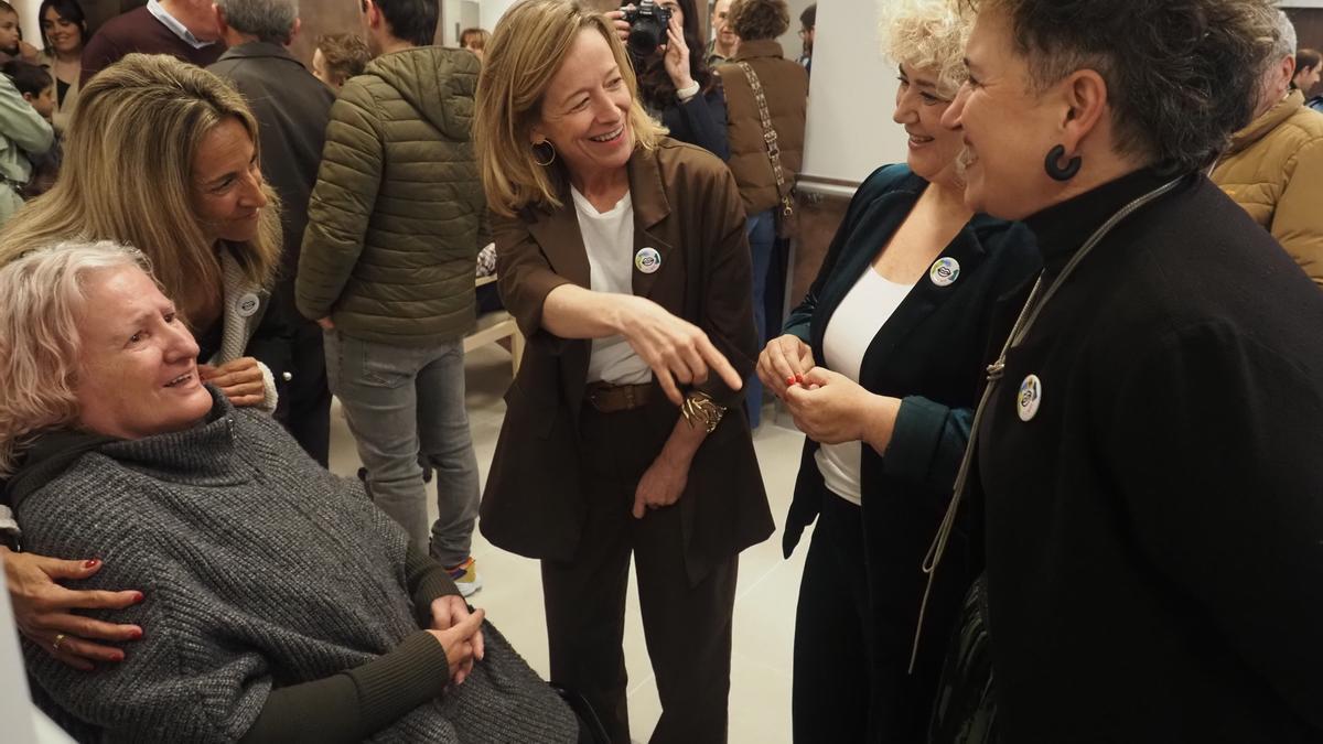 Eider Mendoza, Maite Peña y Ana Azkoitia tuvieron ocasión de departir con los usuarios del nuevo centro de día.