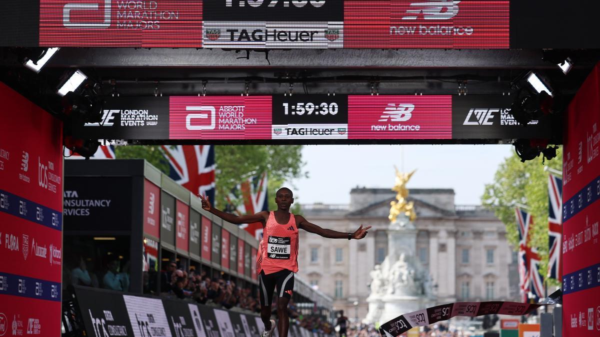 Sabastian Sawe cruza la meta de Londres con el nuevo récord mundial de maratón.