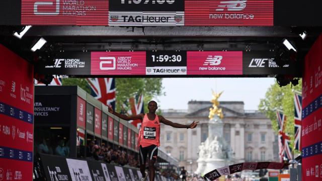 Sabastian Sawe cruza la meta de Londres con el nuevo récord mundial de maratón.
