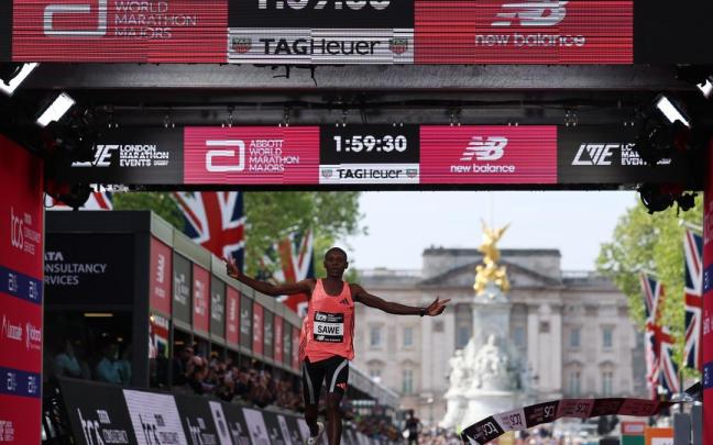 Sabastian Sawe cruza la meta de Londres con el nuevo récord mundial de maratón.