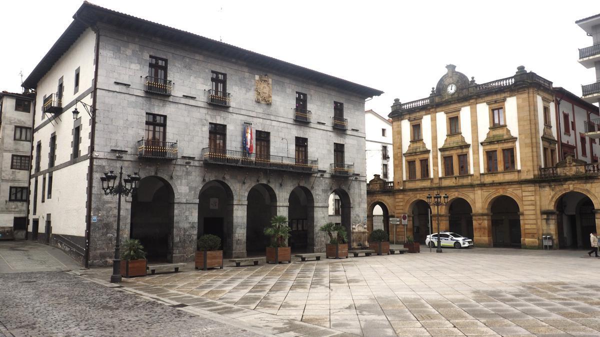 Vista del ayuntamiento de Azkoitia, ocupando un lugar destacado en la plaza de la localidad.