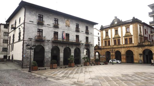 Vista del ayuntamiento de Azkoitia, ocupando un lugar destacado en la plaza de la localidad.