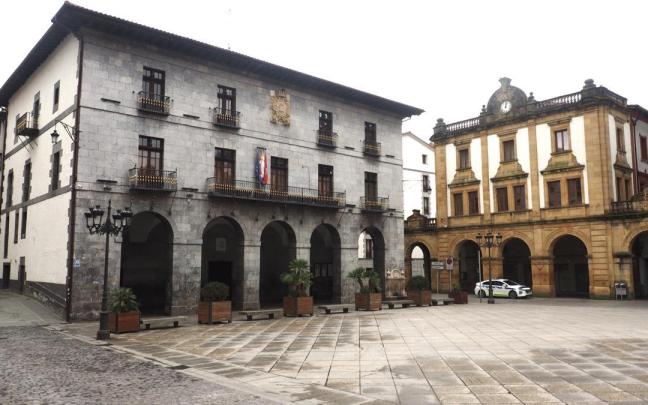 Vista del ayuntamiento de Azkoitia, ocupando un lugar destacado en la plaza de la localidad.