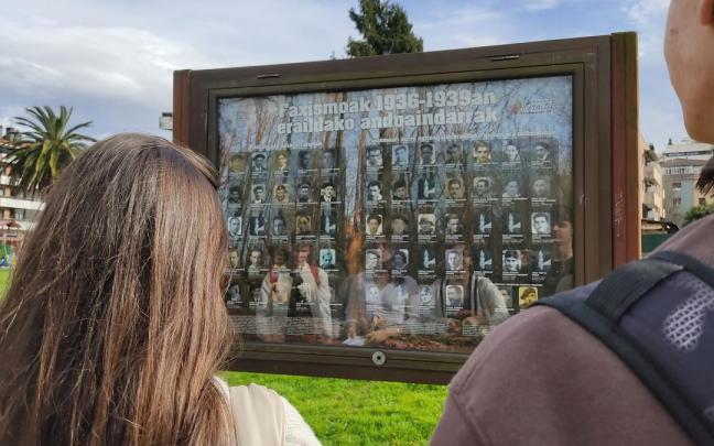 Jóvenes observan un panel con los nombres de las víctimas del franquismo. / Leizaran Institutua Jóvenes observan un panel con los nombres de las víctimas del franquismo.