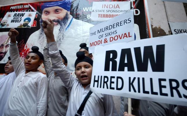 Miembros de la minoría sij protestan contra India tras la muerte de Hardeep Singh Nijjar. Miembros de la minoría sij protestan contra India tras la muerte de Hardeep Singh Nijjar.