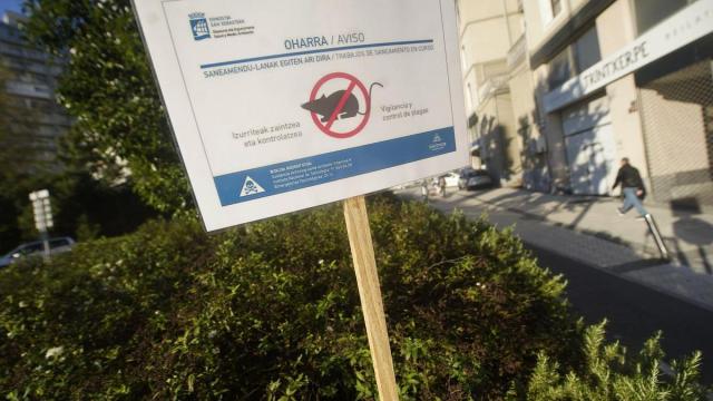 Un cartel indicando la presencia de ratas / Ruben Plaza