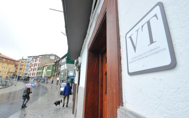 La placa distintiva que requiere el Gobierno vasco en un piso turístico / J.M.M. La placa distintiva que requiere el Gobierno vasco en un piso turístico / J.M.M.