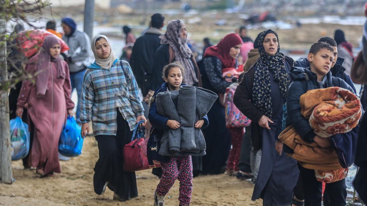 Civiles gazatíes huyen de Jan Yunis después de que Israel haya atacado las inmediaciones del Hospital Nasser donde se refugiaban.