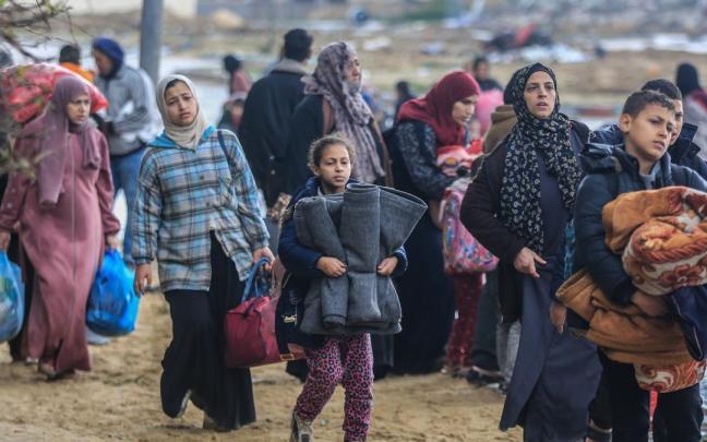 Civiles gazatíes huyen de Jan Yunis después de que Israel haya atacado las inmediaciones del Hospital Nasser donde se refugiaban.