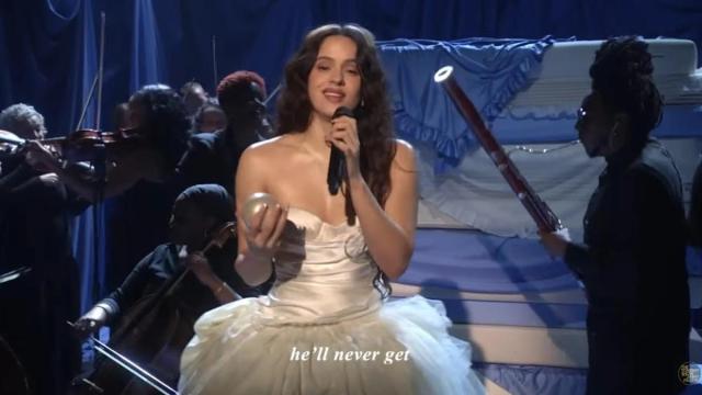 Rosalía interpretando 'La Perla' en el show de Jimmy Fallon.