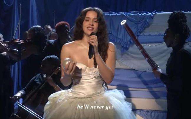 Rosalía interpretando 'La Perla' en el show de Jimmy Fallon.
